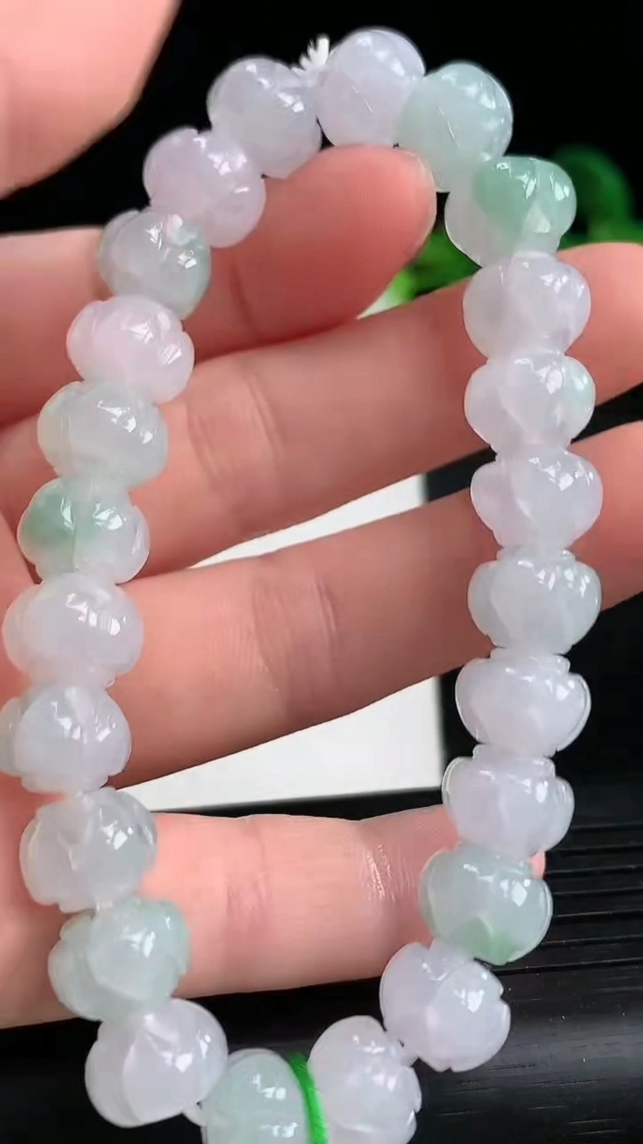 天然A货翡翠莲花手串尺寸9.8-7.3重量:29.76g3月27日
工厂直销收藏佳品,种好水足，色泽均匀，有种有色，上手高大气！