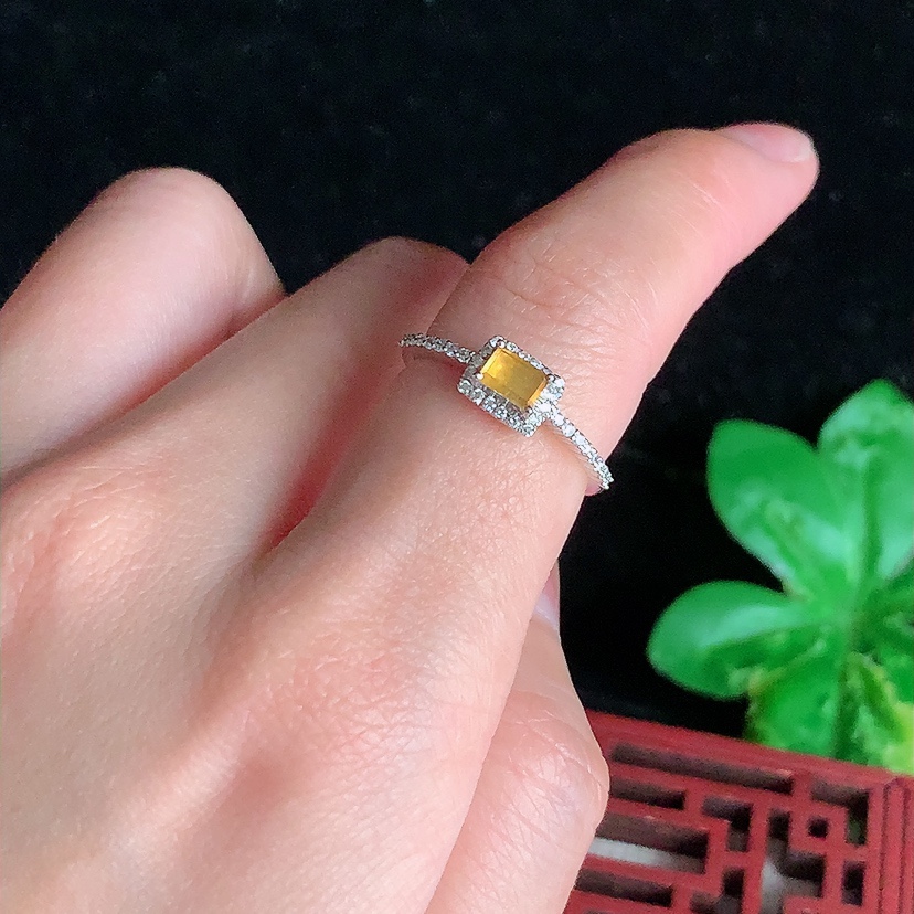 天然A货翡翠18K金伴钻镶嵌黄翡马鞍戒指 圈口17.4裸石
尺寸5-2.7mm 重量1.93g 0326