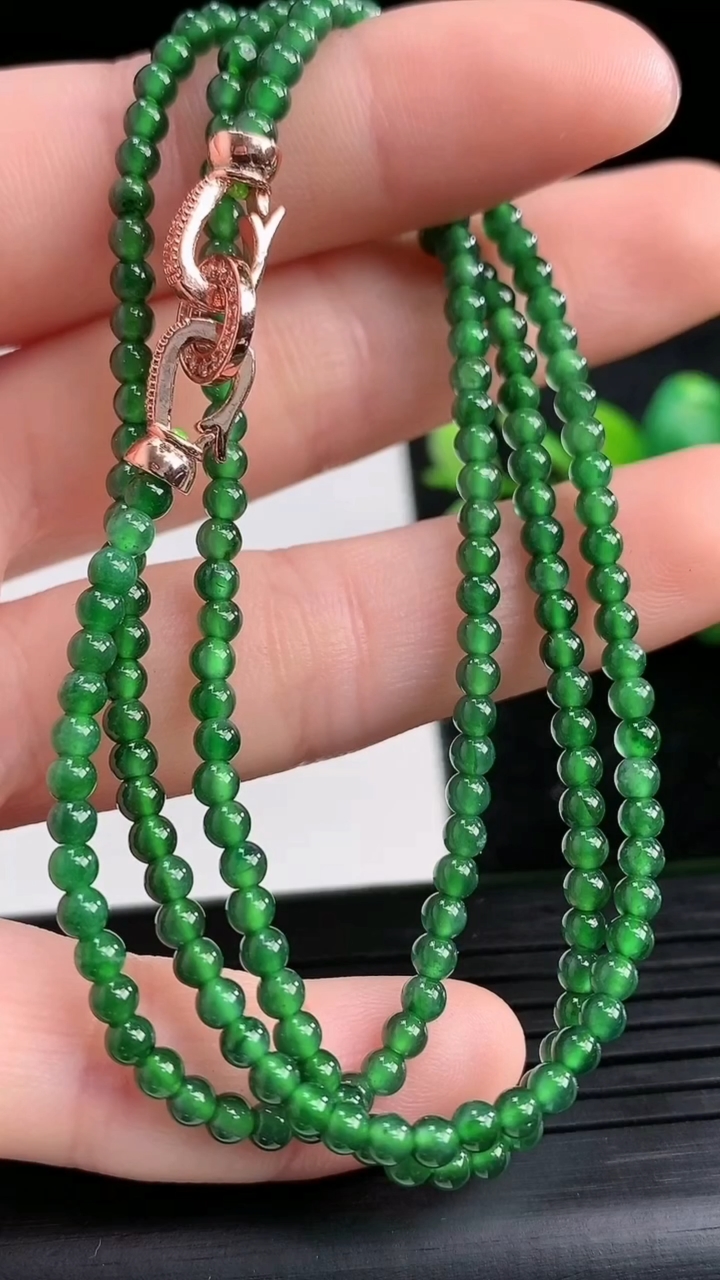 天然A货翡翠小米珠项链尺寸2.9重量:9.03g
3月27日