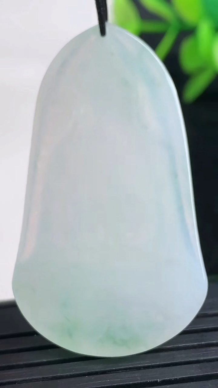 天然A货翡翠飘花观音菩萨吊坠尺寸45.8-26.4-5.7重量:13.03g
3月27日