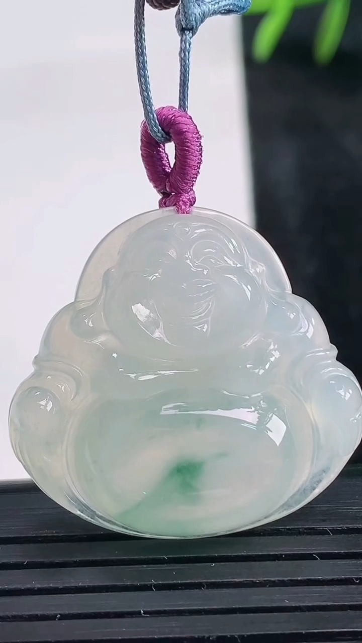 天然A货翡翠冰种飘花佛公吊坠尺寸27.6-29.7-5.7重量:7.56g
3月27日