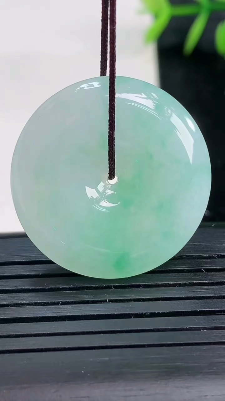 天然A货翡翠平安扣吊坠尺寸28.5-5.7重量:10.11g
3月27日