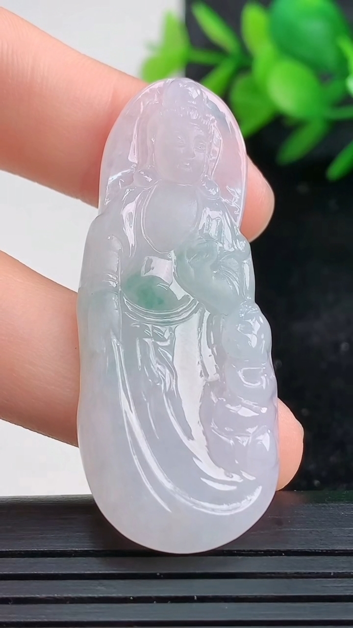 天然A货翡翠冰种飘花观音菩萨吊坠尺寸47.1-19.4-5重量:9.47g
3月27日