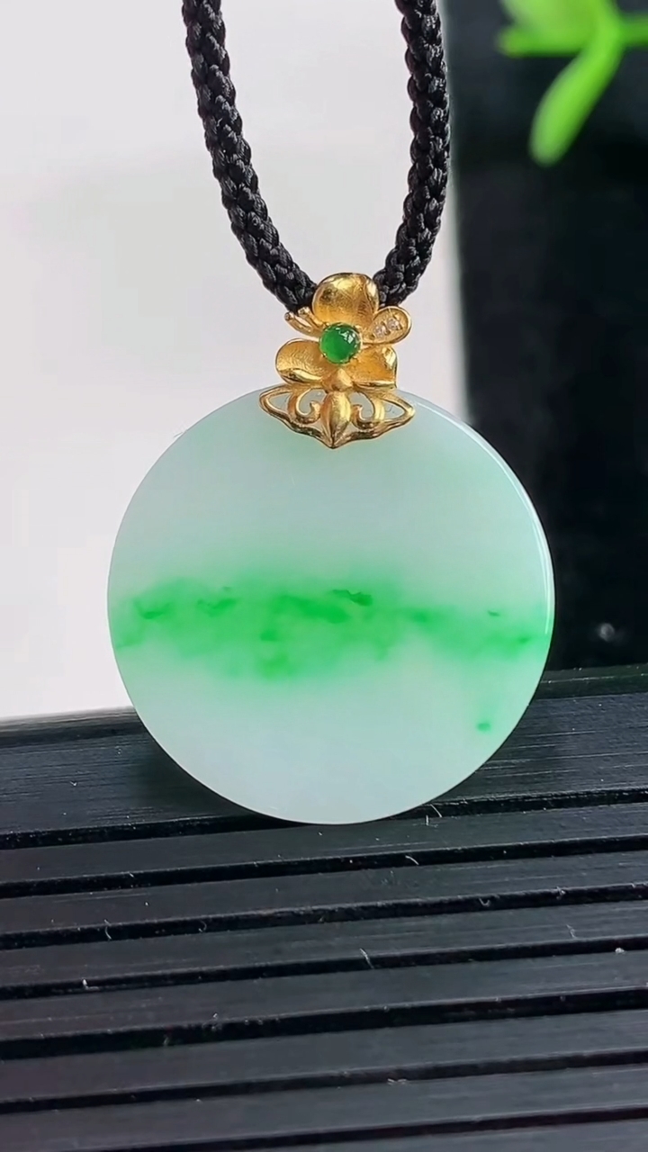 天然A货翡翠无事牌吊坠尺寸20-1.6重量:2.13g
3月27日