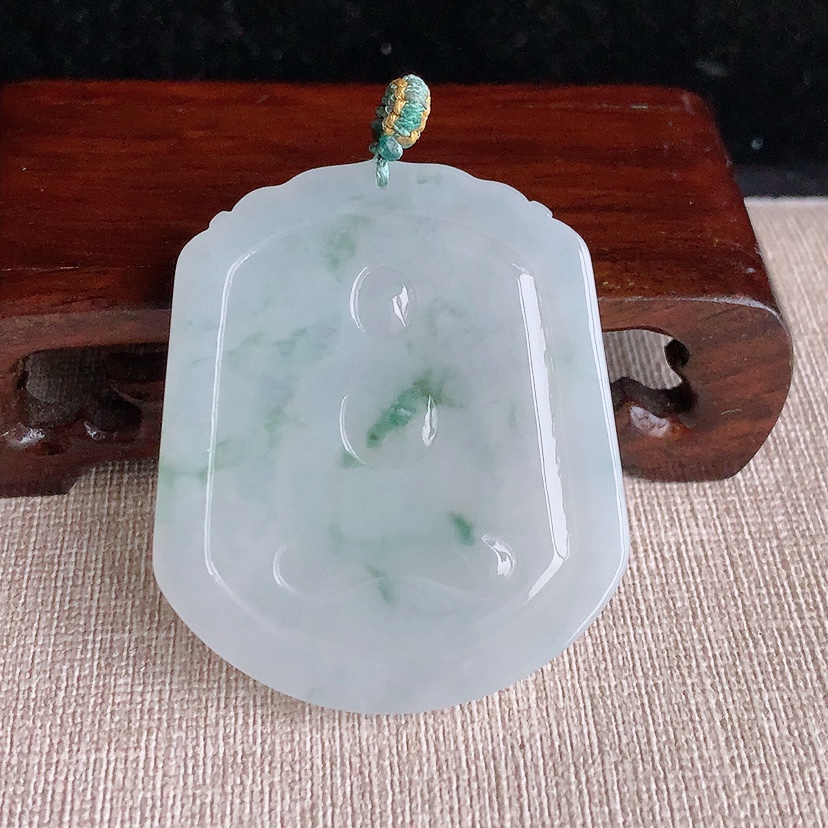 天然A货翡翠飘花阿弥陀佛吊坠 
尺寸50-42.4-5.6mm 重量25.15g 0326