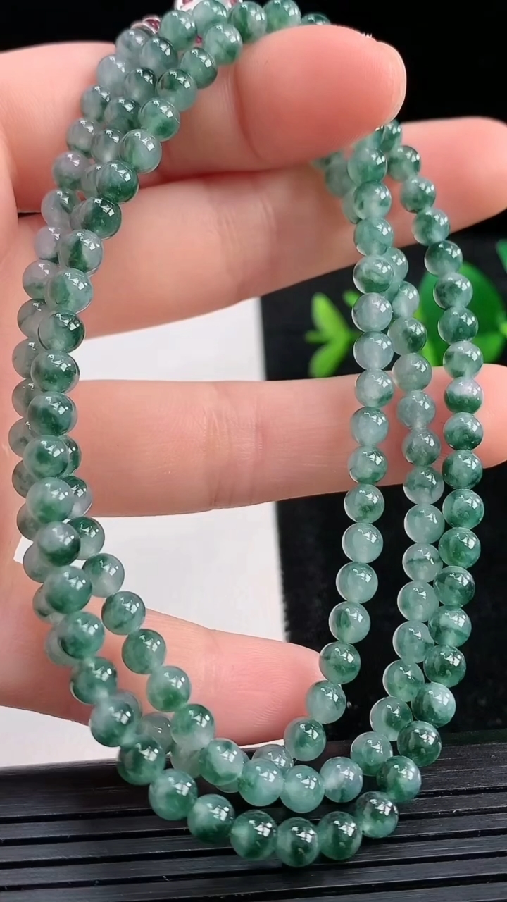 天然A货翡翠飘花圆珠项链尺寸4.3-140颗重量:23.88g3月27日
工厂直销收藏佳品,种好水足，色泽均匀，有种有色，上手高大气！
