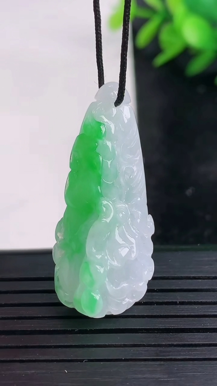 天然A货翡翠白菜吊坠尺寸35.8-15.7-8.6重量:6.53g
3月27日