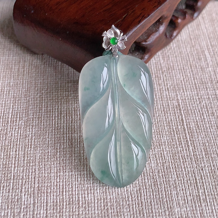 天然A货翡翠18K金扣头飘花叶子金枝玉叶吊坠 
尺寸44.8-37-21-4.4mm 重量7.03g