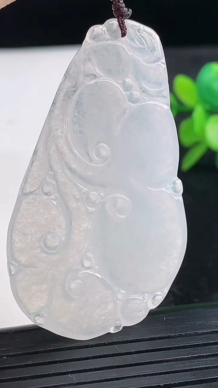 天然A货翡翠如意吊坠尺寸56.9-33.8-5.4重量:17.59g
3月27日