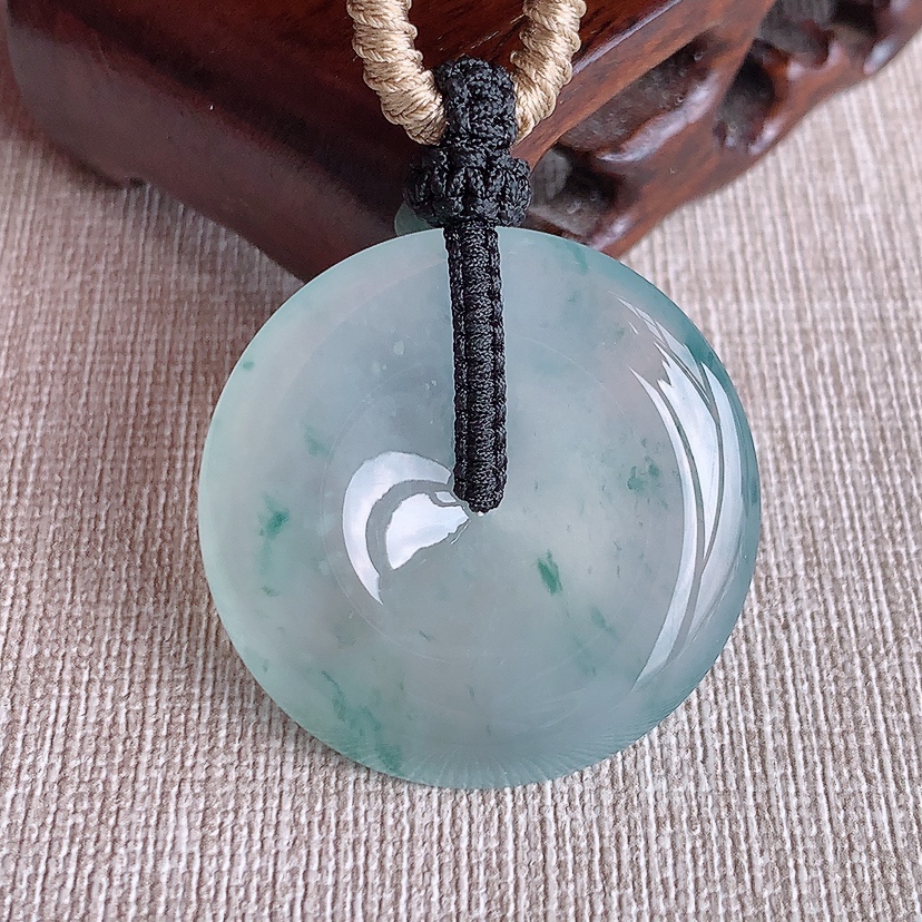 天然A货翡翠飘花平安扣吊坠 
尺寸32.8-6.3mm 重量18.48g 0326