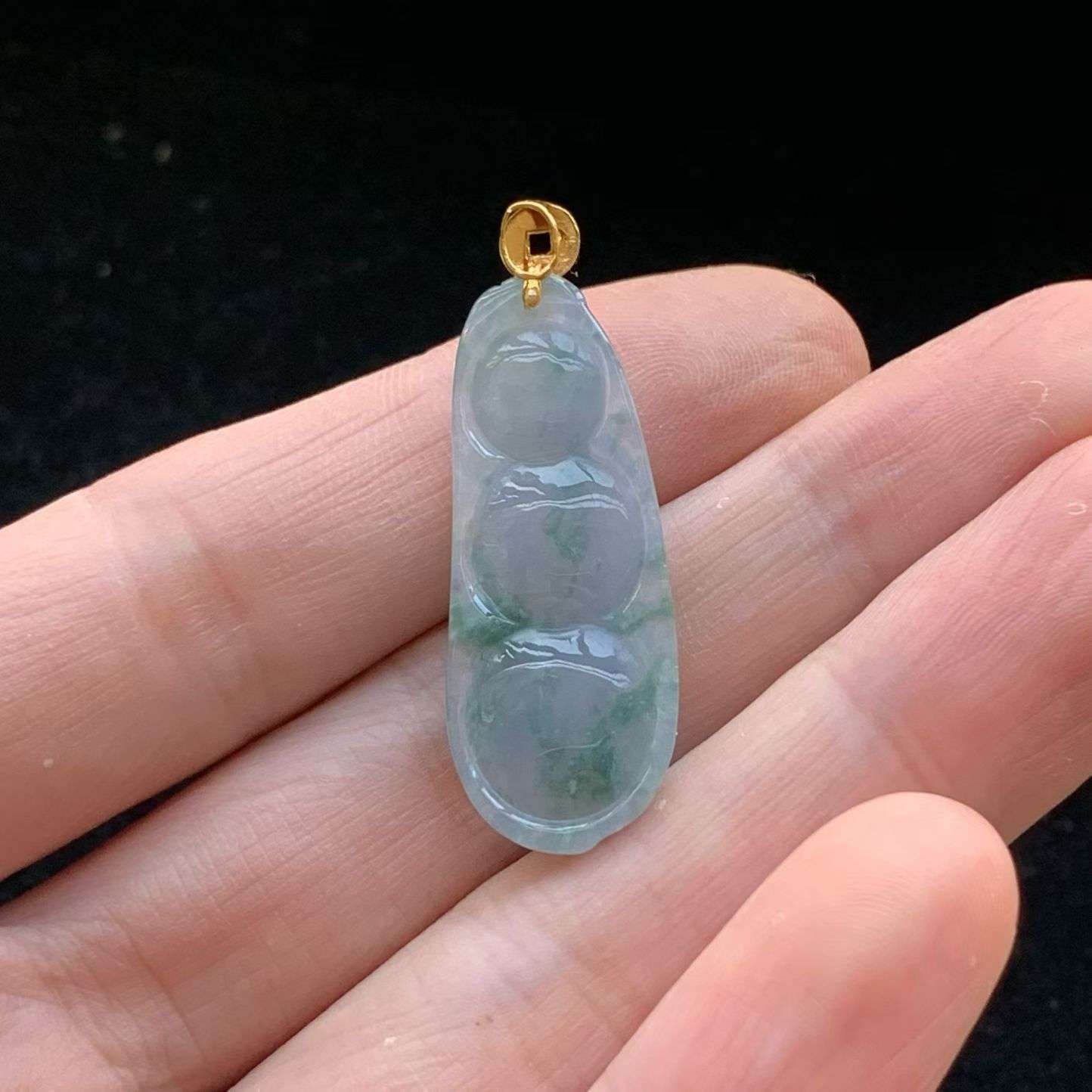 A货天然翡翠冰糯种18k飘花紫罗兰福豆吊坠重量5.68
3月27日