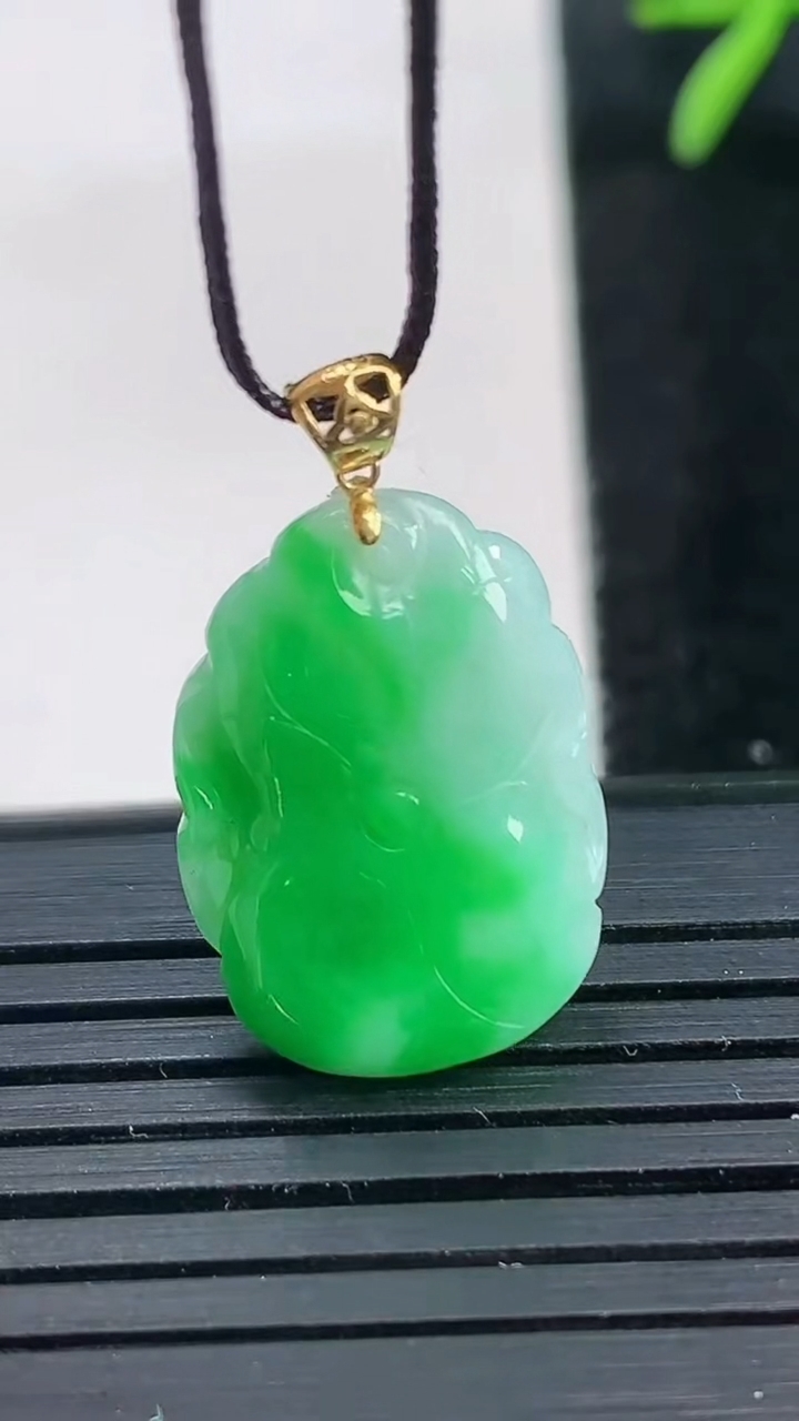 天然A货翡翠荷叶吊坠尺寸19.8-14.6-4.1重量:2.77g
3月27日