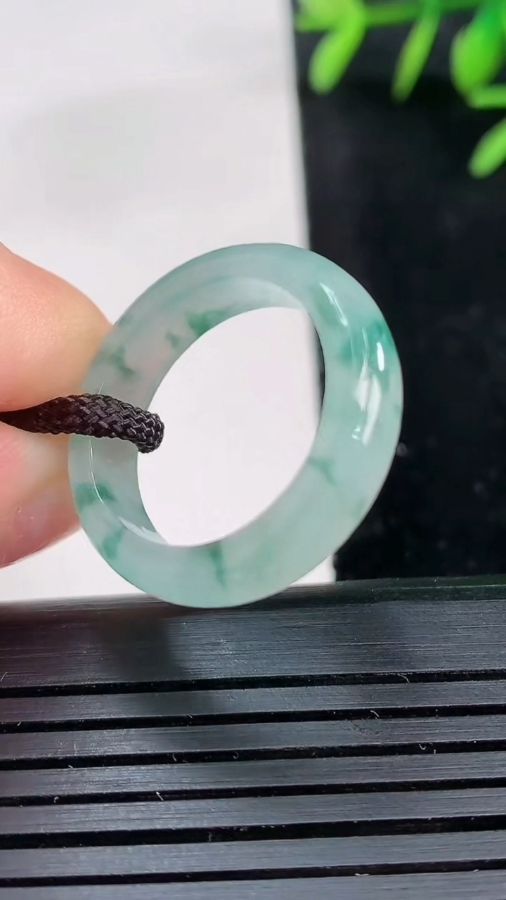 天然A货翡翠冰种飘花指环戒指尺寸18.4-5.5-3.1重量:3.40g2026年3月27日
工厂直销收藏佳品,种好水足，色泽均匀，有种有色，上手高大气！