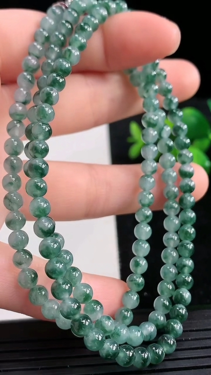 天然A货翡翠飘花圆珠项链尺寸4.3-140颗重量:23.88g3月27日
工厂直销收藏佳品,种好水足，色泽均匀，有种有色，上手高大气！