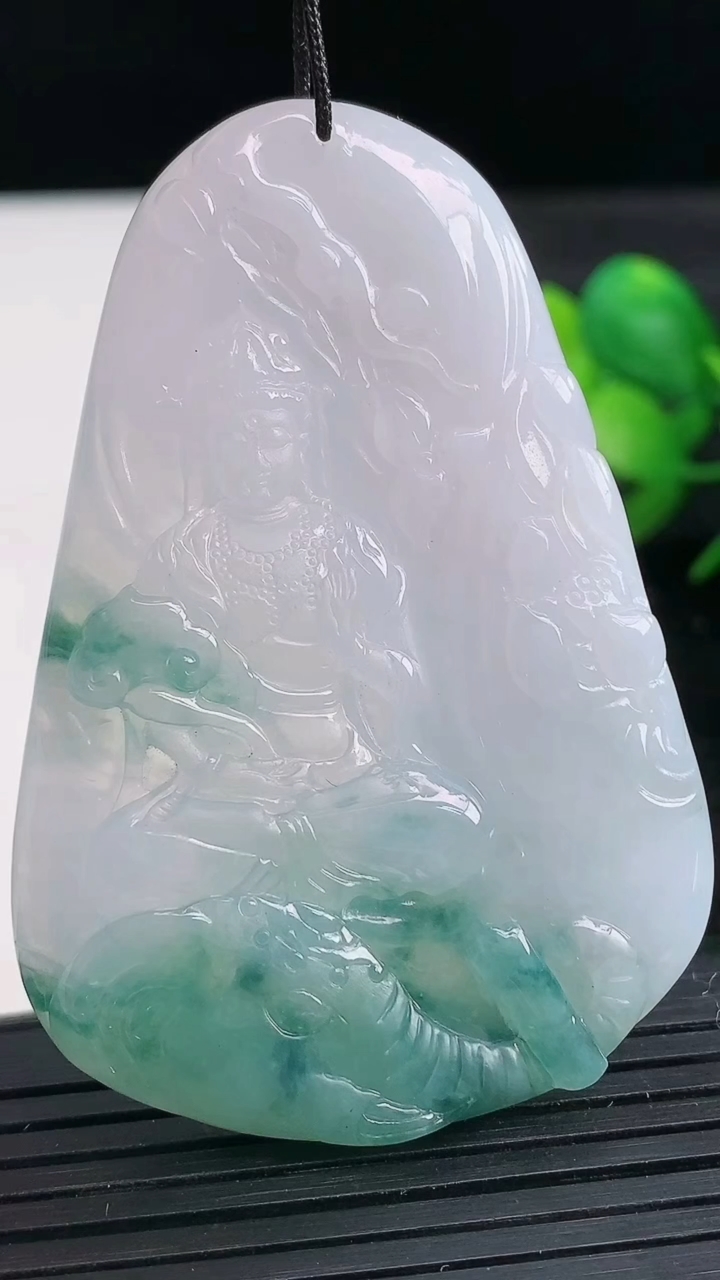 天然A货翡翠飘花普贤菩萨吊坠尺寸61-42.4-5.6重量:28.96g
3月27日