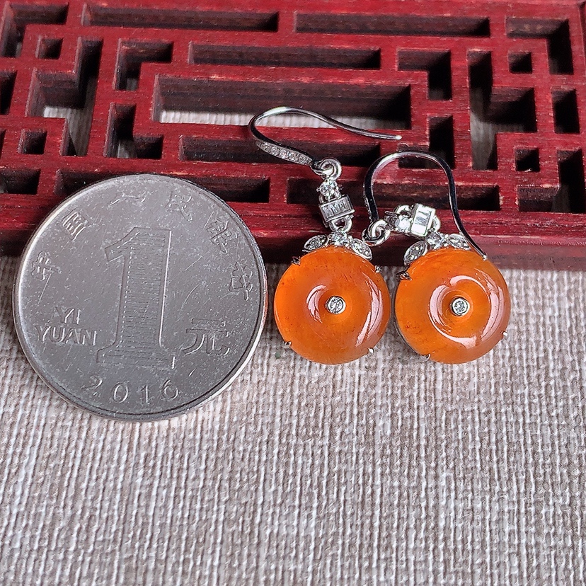 天然A货翡翠18K金伴钻镶嵌红翡平安扣耳坠 
尺寸11.3-5.5mm 重量4.58g 0326