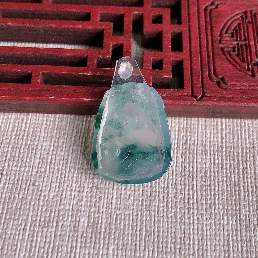 天然A货翡翠飘花如意镶嵌件 
尺寸20.6-16-6mm 重量3.25g 0326