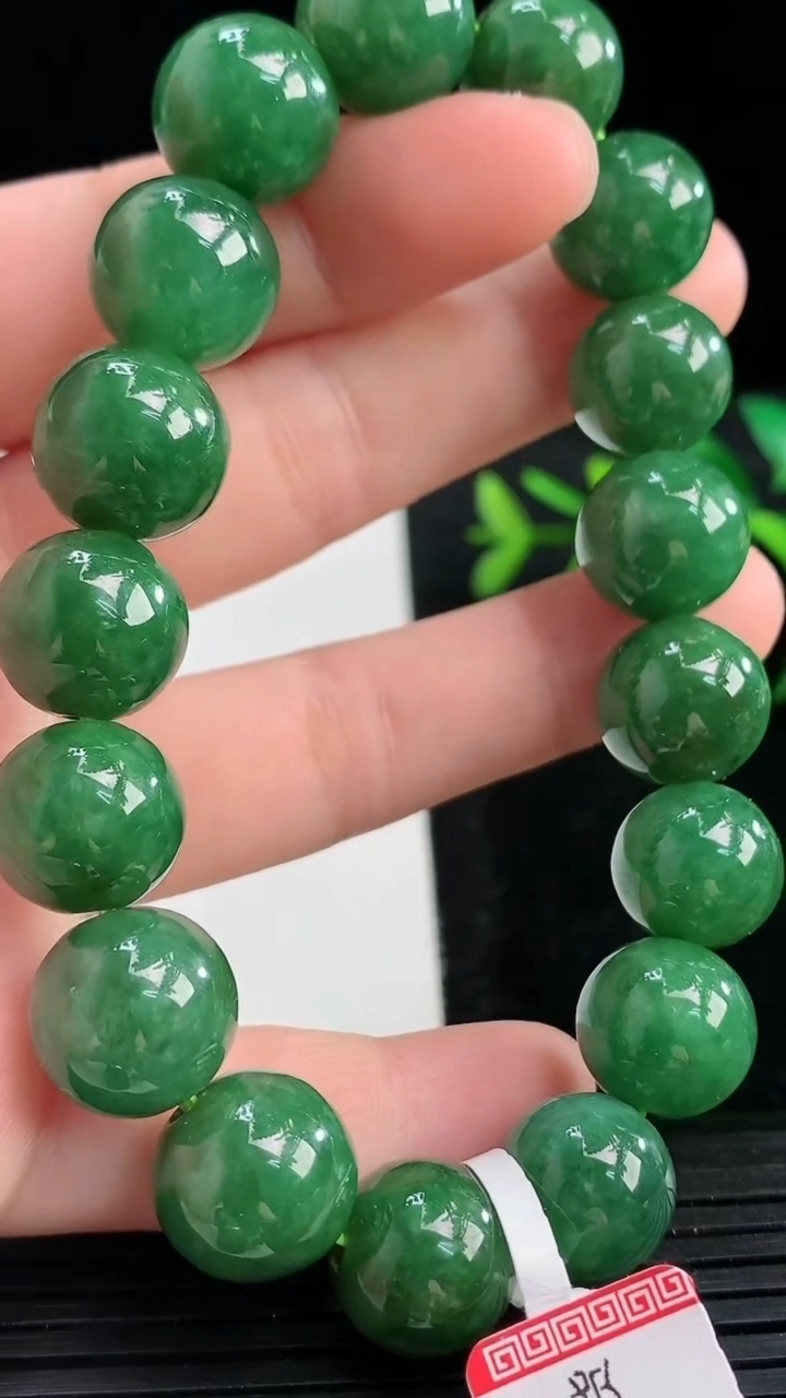 天然A货翡翠圆珠手串尺寸12-16颗重量:46.15g3月27日
工厂直销收藏佳品,种好水足，色泽均匀，有种有色，上手高大气！