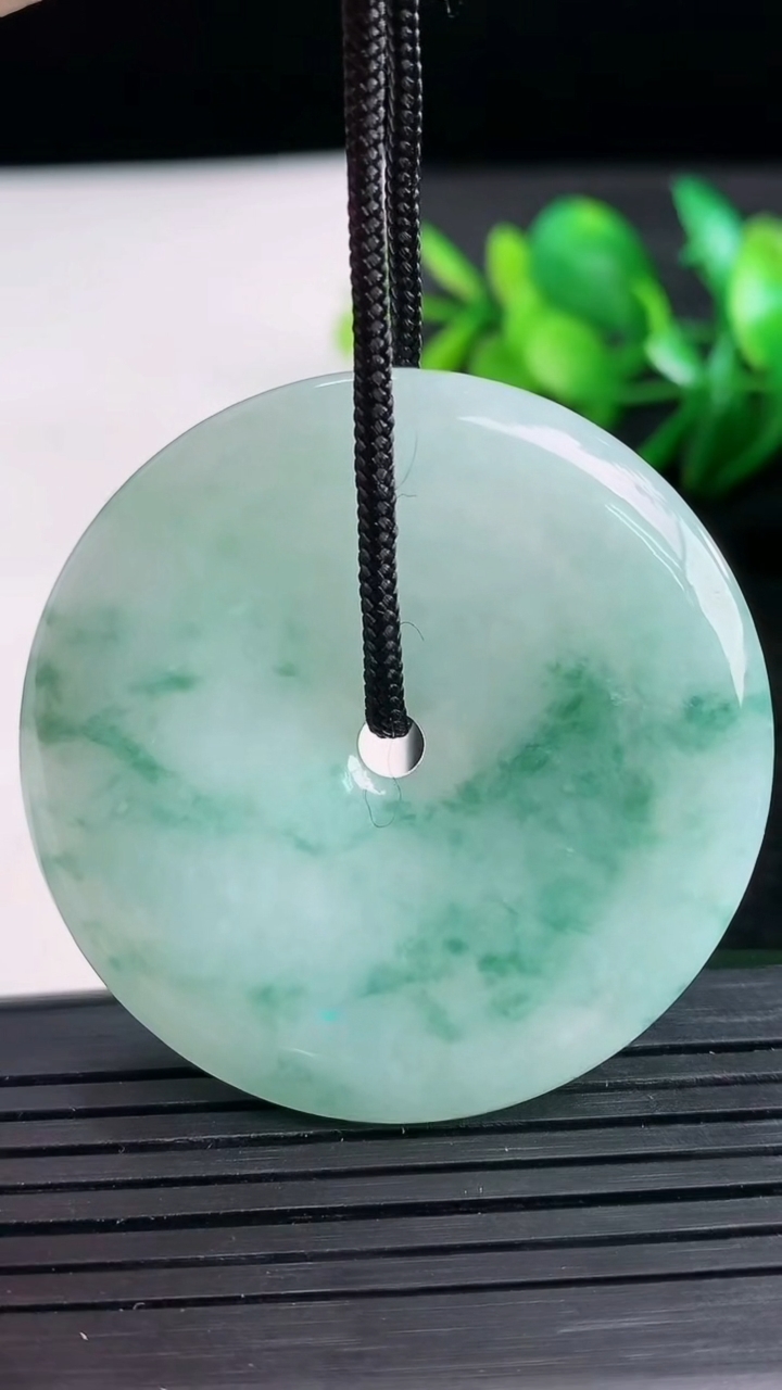 天然A货翡翠飘花平安扣吊坠尺寸44.5-6.2重量:26.88g
3月27日