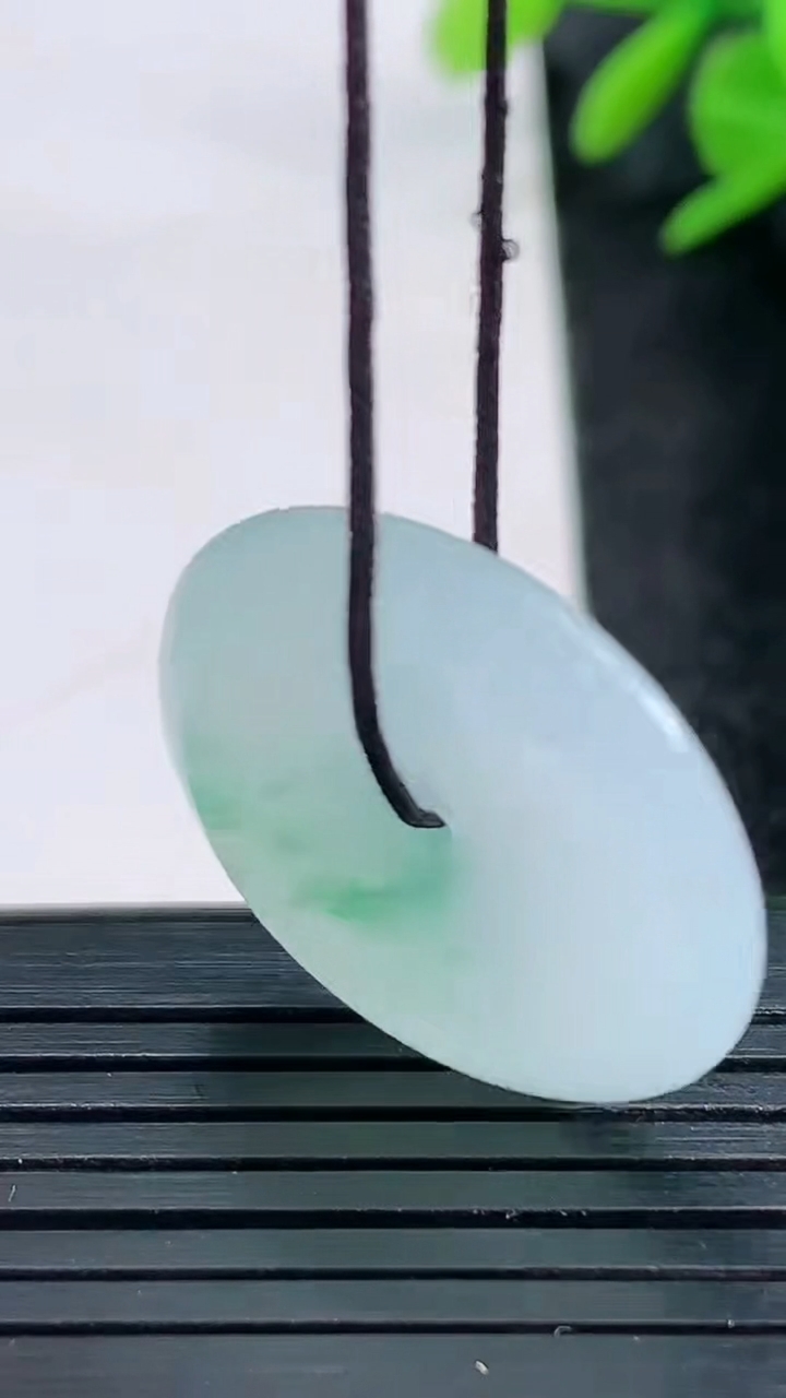 天然A货翡翠冰种飘花平安扣吊坠尺寸24.6-5.5重量:6.68g
3月27日