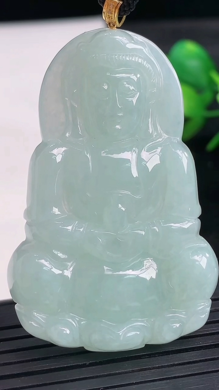 天然A货翡翠观音菩萨吊坠尺寸55-36.8-6.8重量:21.95g
3月27日