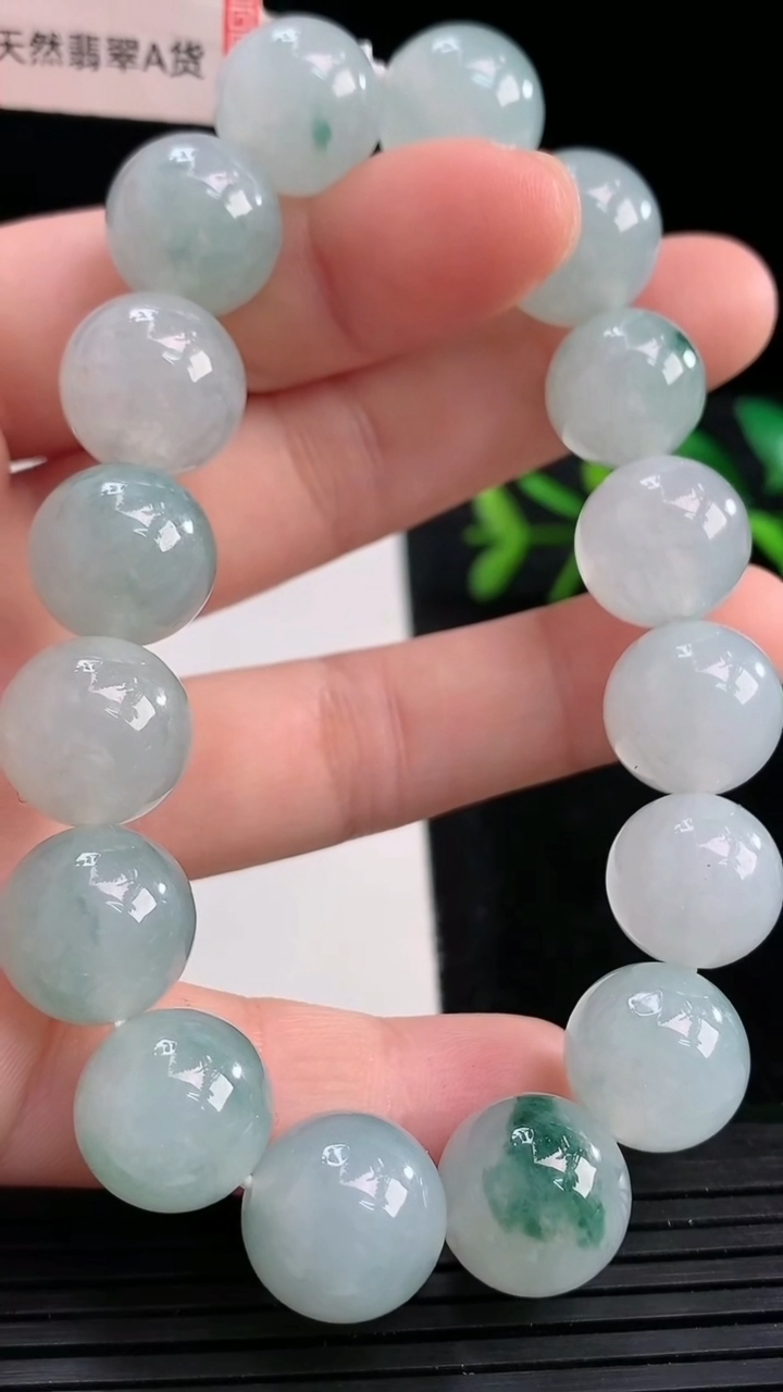 天然A货翡翠飘花圆珠手串尺寸13-16颗重量:59.74g3月27日
工厂直销收藏佳品,种好水足，色
