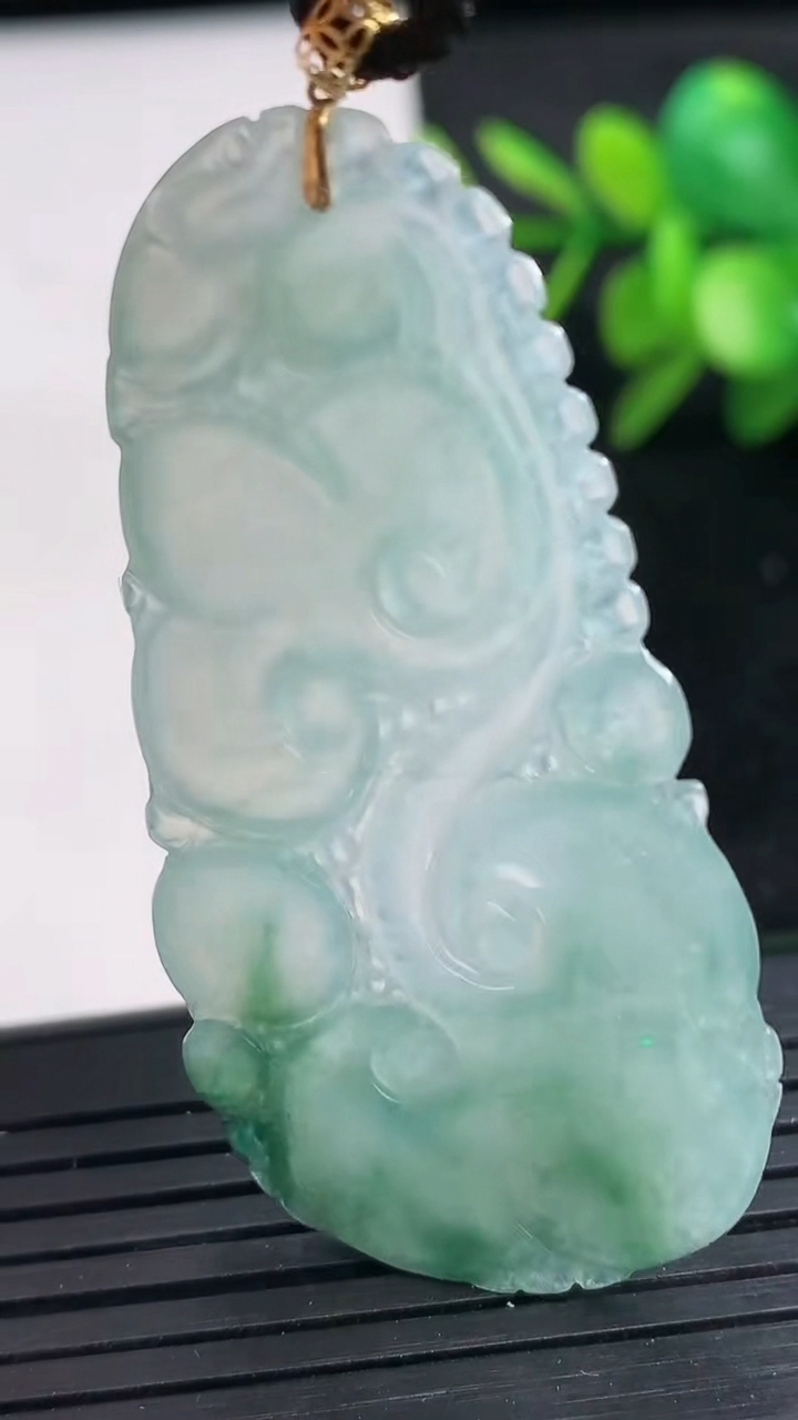 天然A货翡翠18K金飘花如意吊坠尺寸53-26.1-2.9重量:7.62g
3月27日