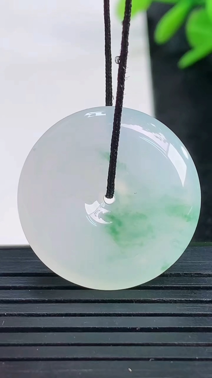 天然A货翡翠冰种飘花平安扣吊坠尺寸24.6-5.5重量:6.68g
3月27日