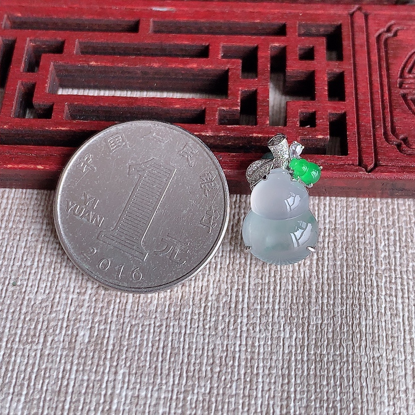 天然A货翡翠18K金伴钻镶嵌飘花葫芦吊坠 
尺寸17.8-13-10.5-6.5mm 重量1.84g 0326