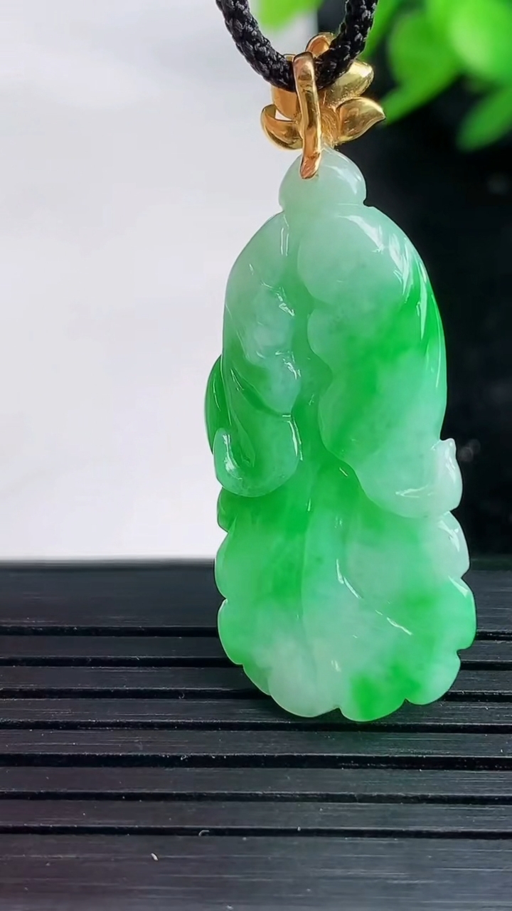 天然A货翡翠白菜吊坠尺寸35-15.2-6.2重量:6.22g
3月27日