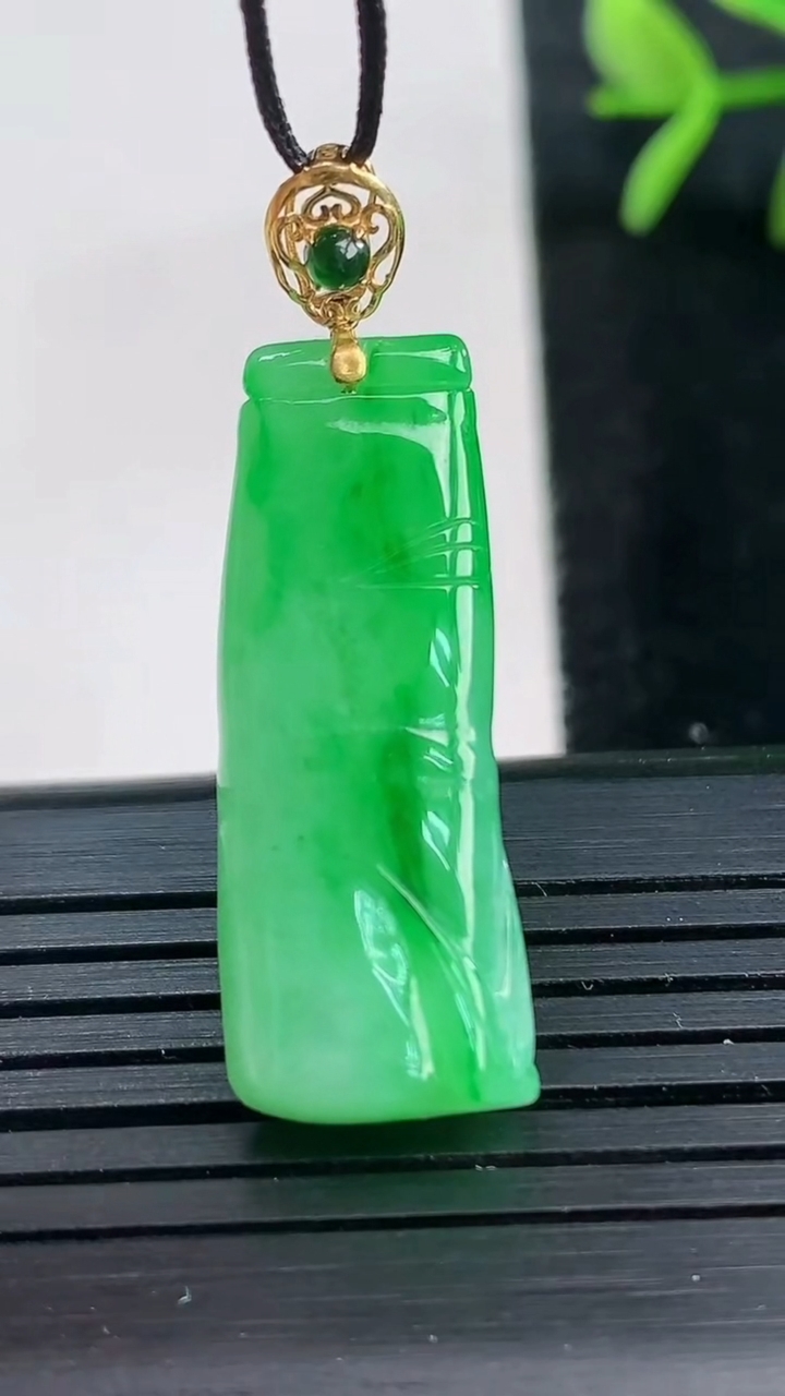 天然A货翡翠节节高升 竹节吊坠尺寸29.9-11.5-6.2重量:4.88g
3月27日