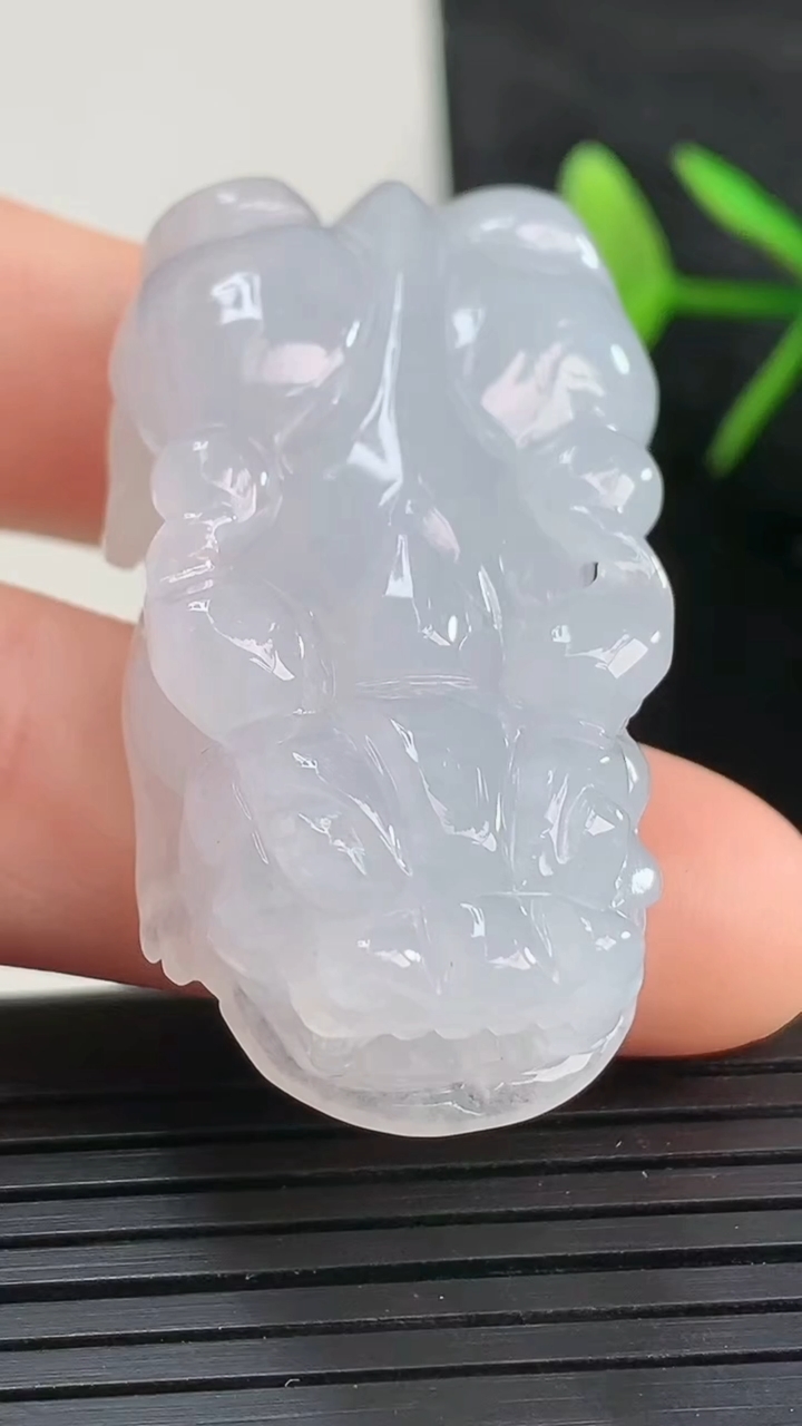 天然A货翡翠貔貅吊坠尺寸43.4-23.1-11.9重量:26.65g
3月27日