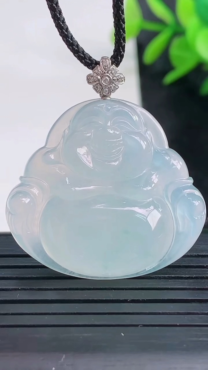 天然A货翡翠种飘花佛公吊坠尺寸28.8-32.1-6.1重量:9.51g
3月27日