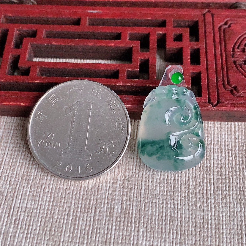 天然A货翡翠飘花如意镶嵌件 
尺寸20.6-16-6mm 重量3.25g 0326