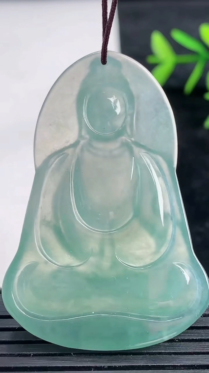 天然A货翡翠观音菩萨吊坠尺寸48.9-33.7-5.4重量:15.45g
3月27日