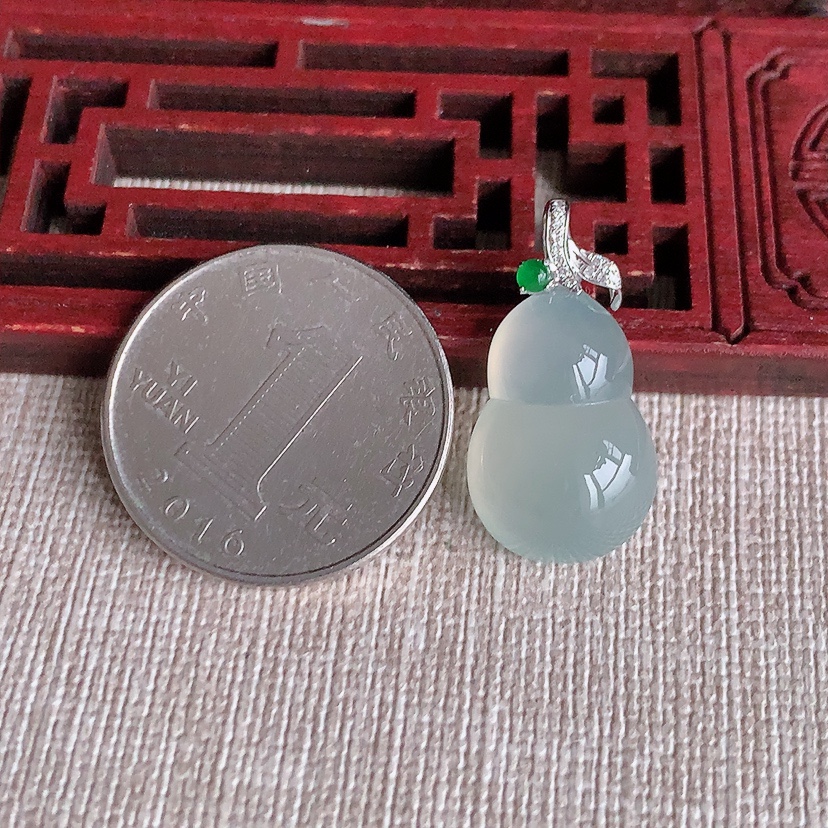 天然A货翡翠18K金伴钻镶嵌晴水葫芦吊坠 
尺寸25.8-20.8-13.2-7mm 重量3.60g 0326