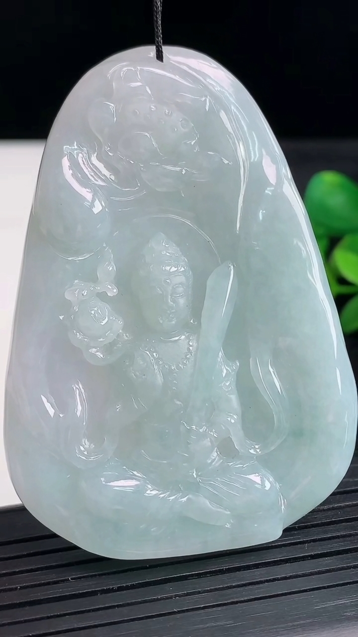 天然A货翡翠飘花虚空藏菩萨吊坠尺寸66.8-47-7.1重量:45.28g
3月27日