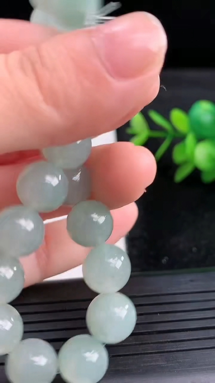 天然A货翡翠飘花圆珠手串尺寸9.7-19颗重量:31.11g3月27日
工厂直销收藏佳品,种好水足，色泽均匀，有种有色，上手高大气！