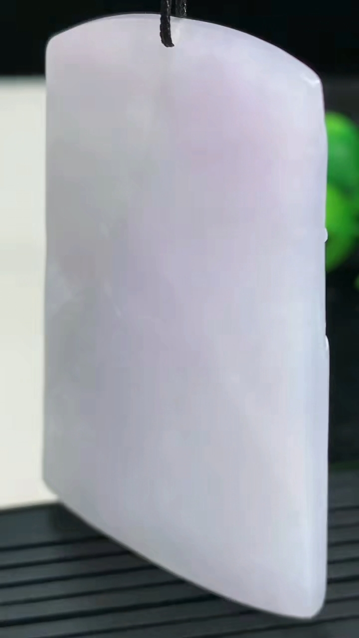 天然A货翡翠紫罗兰山水牌吊坠尺寸61.7-36.8-6.7重量:33.99g
3月27日