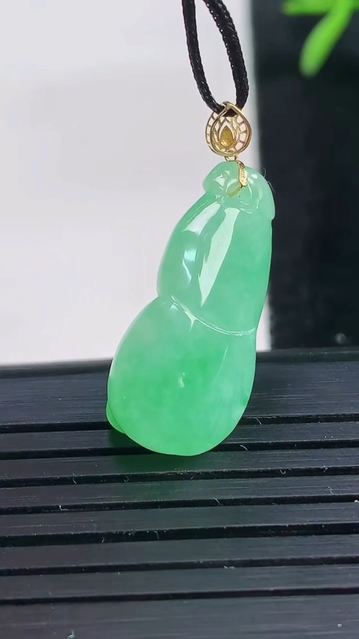 天然A货翡翠葫芦吊坠尺寸23.5-12.4-8.6重量:3.62g
3月27日