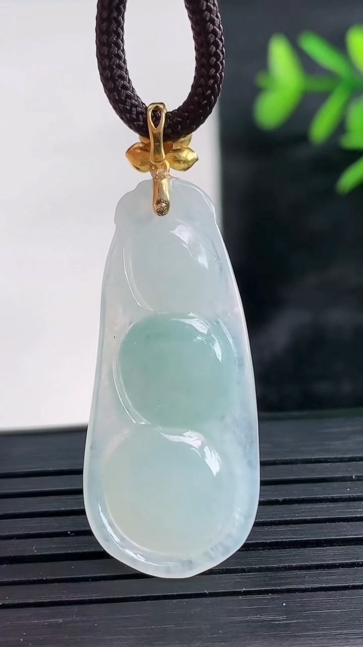 天然A货翡翠18K金飘花福豆吊坠尺寸35.4-11.5-6.2重量:5.38g
3月27日