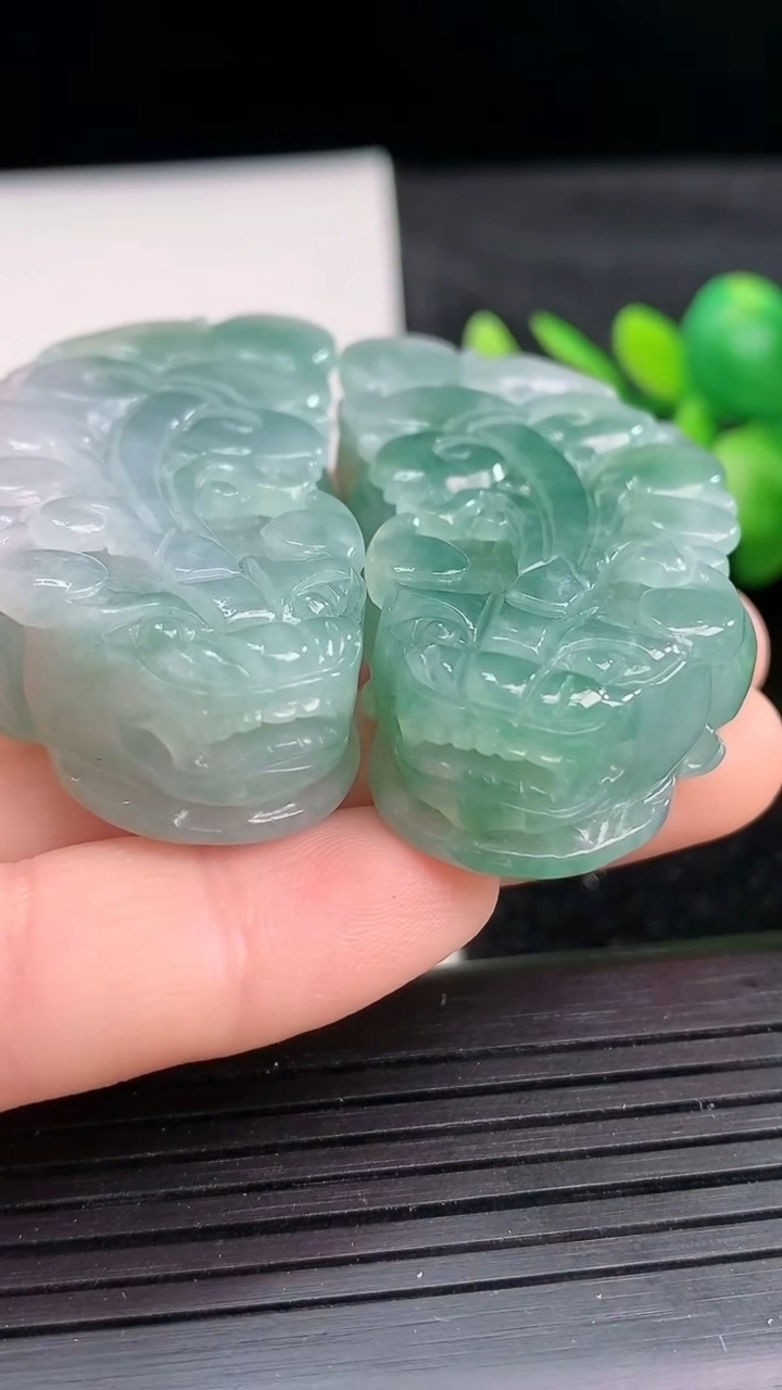 天然A货翡翠貔貅吊坠一对尺寸50.1-24.9-12重量:67.85g
3月27日