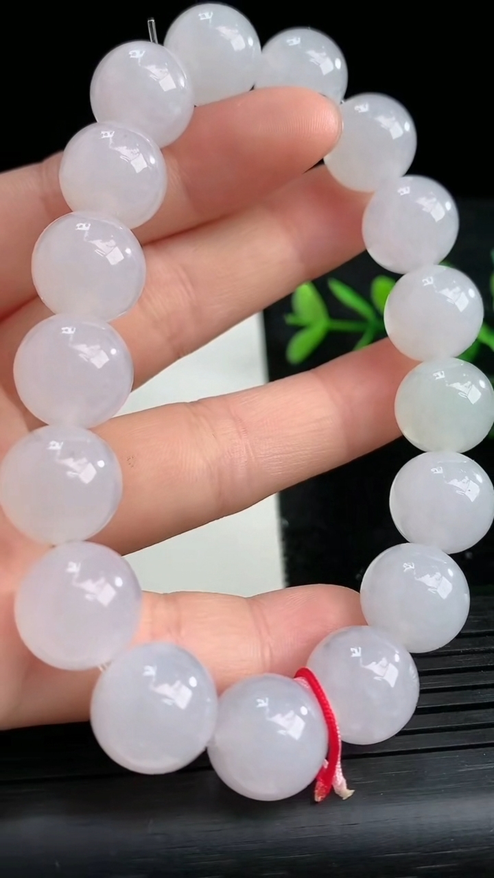 天然A货翡翠圆珠手串尺寸12.4-17颗重量:56.34g3月27日
工厂直销收藏佳品,种好水足，色泽均匀，有种有色，上手高大气！