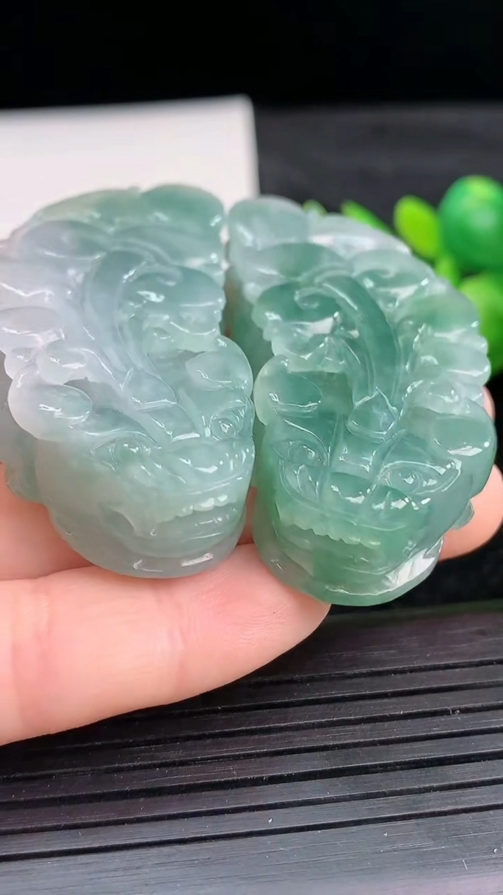 天然A货翡翠貔貅吊坠一对尺寸50.1-24.9-12重量:67.85g
3月27日