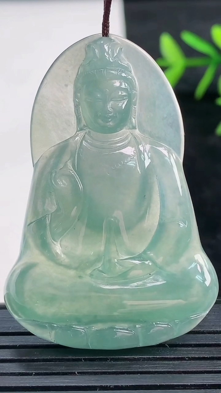 天然A货翡翠观音菩萨吊坠尺寸48.9-33.7-5.4重量:15.45g
3月27日