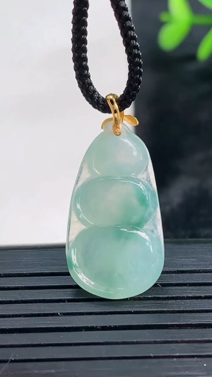 天然A货翡翠种飘花福豆吊坠尺寸25.4-13.8-4.7重量:2.69g
3月27日