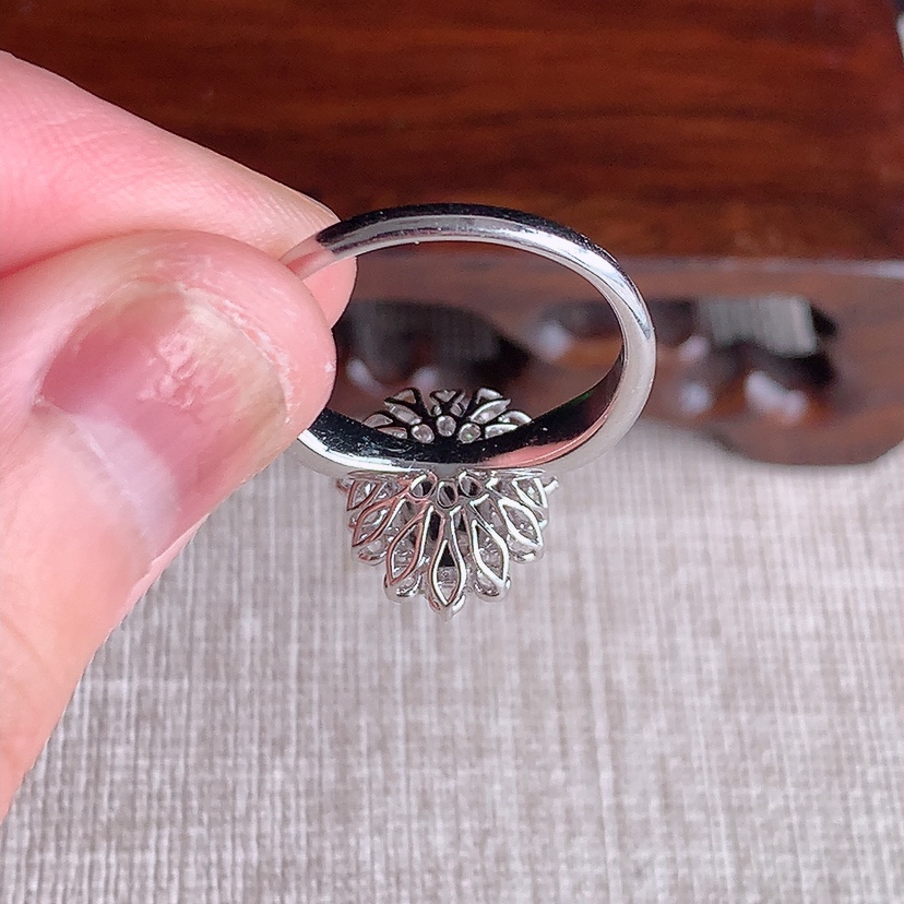 天然A货翡翠18K金伴钻镶嵌阳绿葫芦戒指 圈口17.5裸石
尺寸8-6mm 重量3.55g 0326