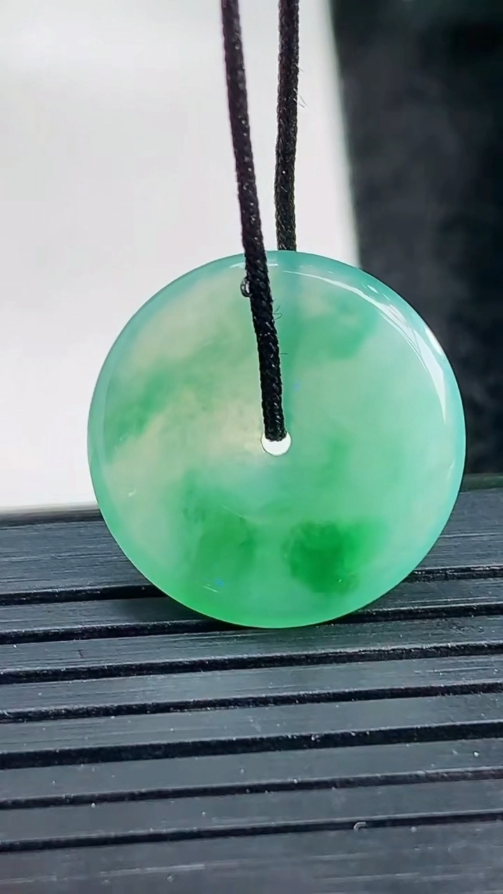 天然A货翡翠平安扣吊坠尺寸18.8-2.7重量:1.81g
3月27日