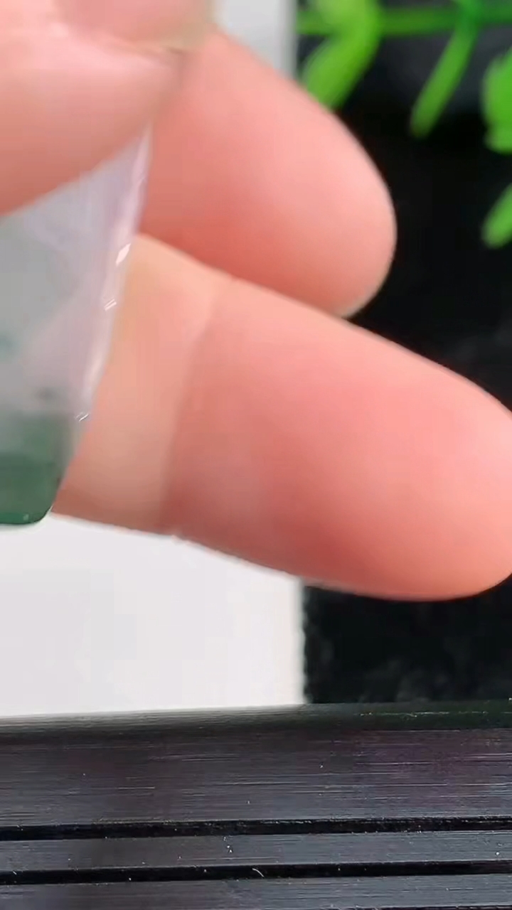 天然A货翡翠冰种飘花节节高升 竹节吊坠尺寸35.4-16.5-4.2重量:6.57g
3月27日