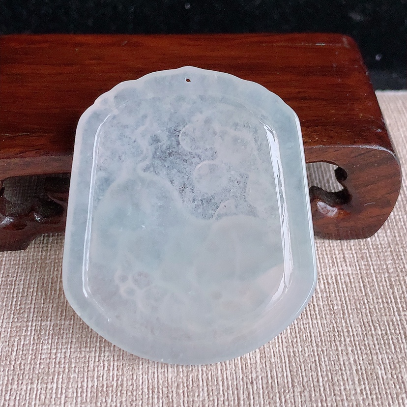 天然A货翡翠生肖猪吊坠 
尺寸51.8-44-4.8mm 重量22.20g 0326